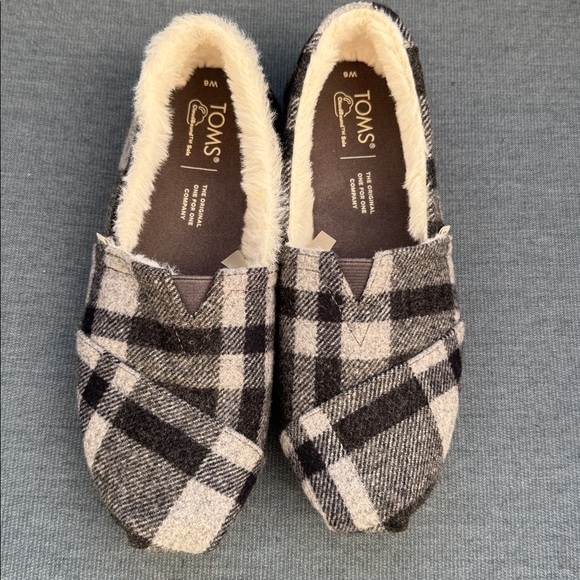TOMS Women’s Size 6 Black White Plaid Slip-On Shoes Faux Fur Lined - Picture 2 of 9